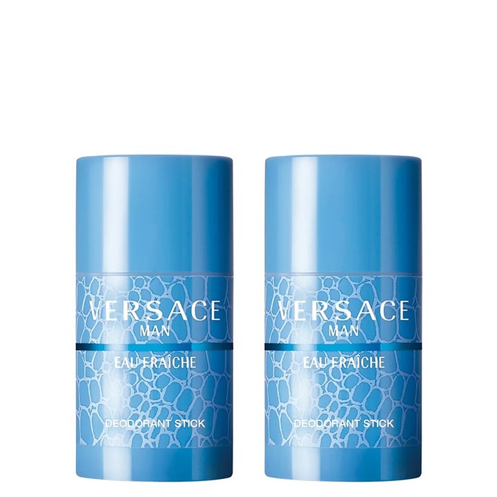 Versace Man Eau Fraîche deodorant stick ger långvarig fräschör i två ljusblå hylsor med dekorativt nätmönster
