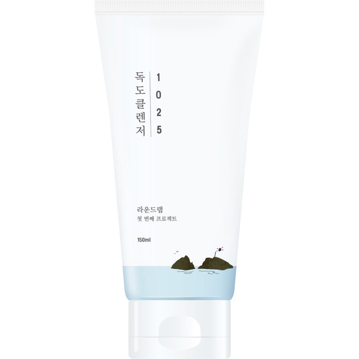 Round Lab 1025 Dokdo Cleanser 150ml hypoallergen ansiktsrengöring i vit tub med motiv av blått hav och klippor.