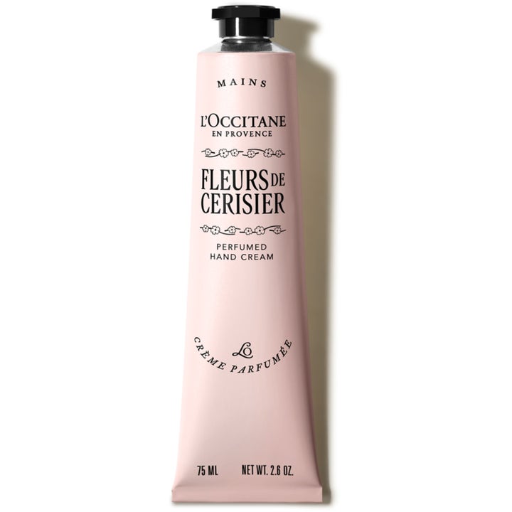 L'Occitane Fleurs de Cerisier 75 ml mjukgörande handkräm i en ljusrosa tub med svart skruvkork.