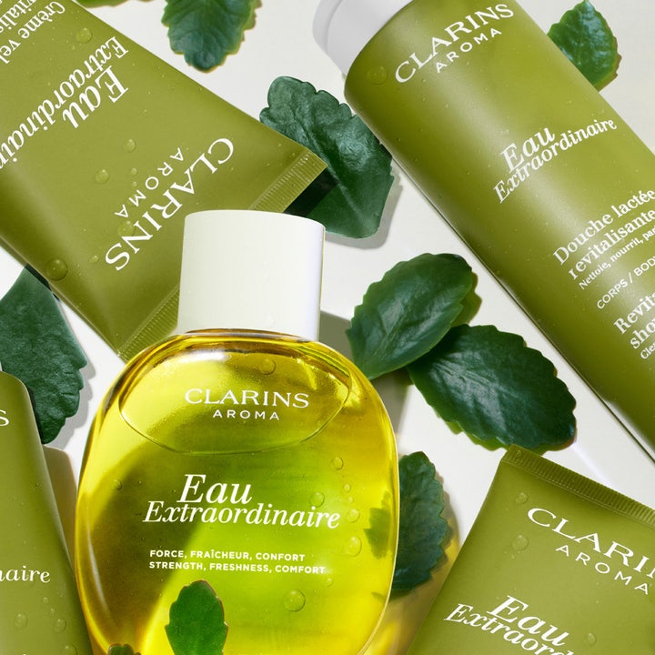 Närande Clarins Eau Extraordinaire Revitalizing Shower Milk 200 ml i grön tub med fräscha blad och revitaliserande aroma.