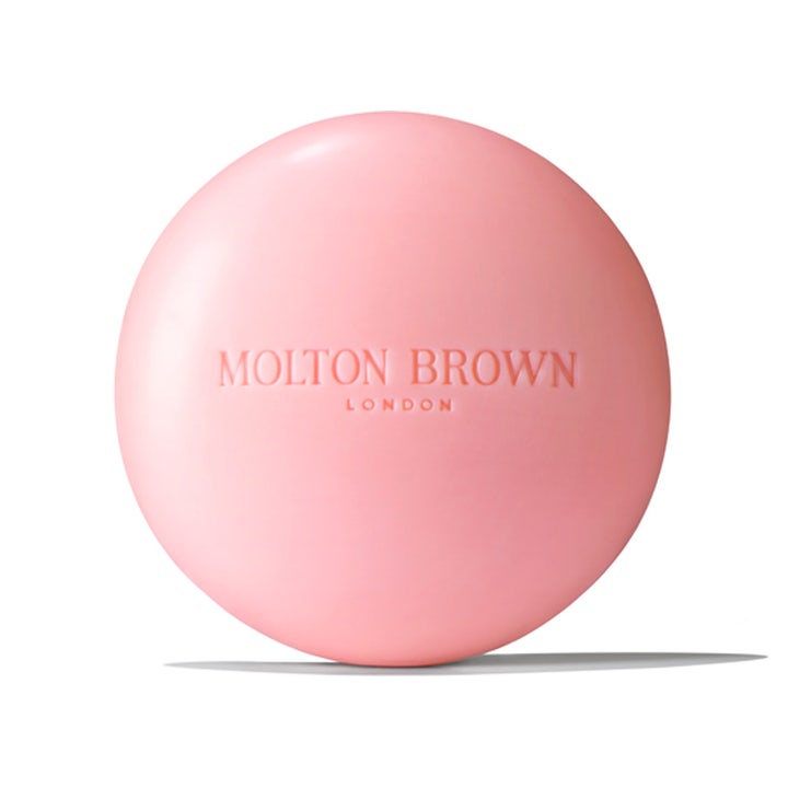 Molton Brown parfymtvål 150g är en blomdoftande exklusiv tvål formad som en rund rosa fast handtvål.
