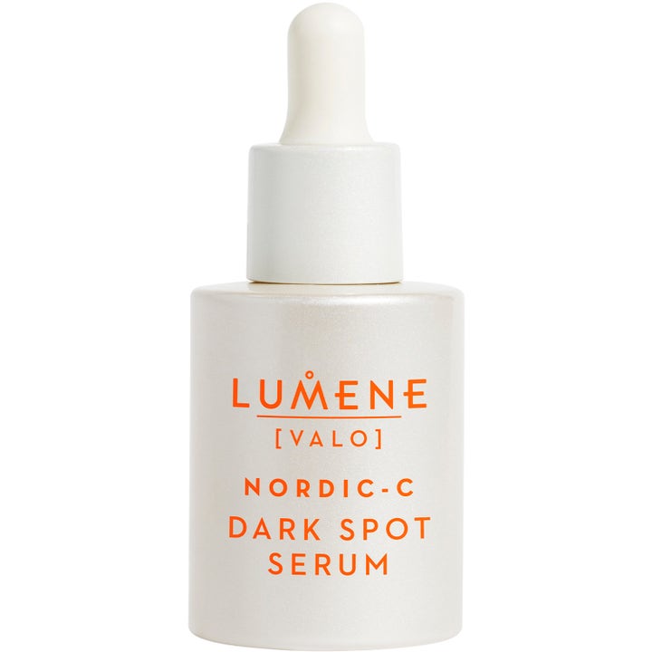 Lumene Nordic-C Dark Spot Serum mot mörka fläckar i en pärlemorskimrande vit glasflaska med pipett.