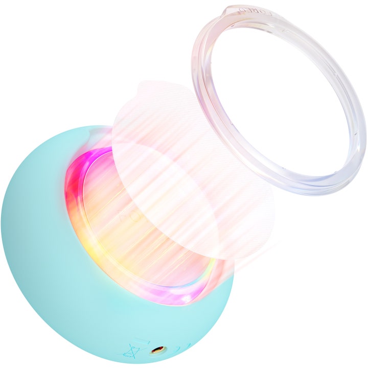 FOREO UFO 3 Mint 1 st ger led terapi vid ansiktsbehandling hemma med ljusstrålar genom mask och fästring.