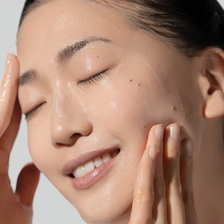 Dermalogica Daily Glycolic Cleanser 150 ml daglig glykolsyra rengöring som masseras in för en jämn hudton.