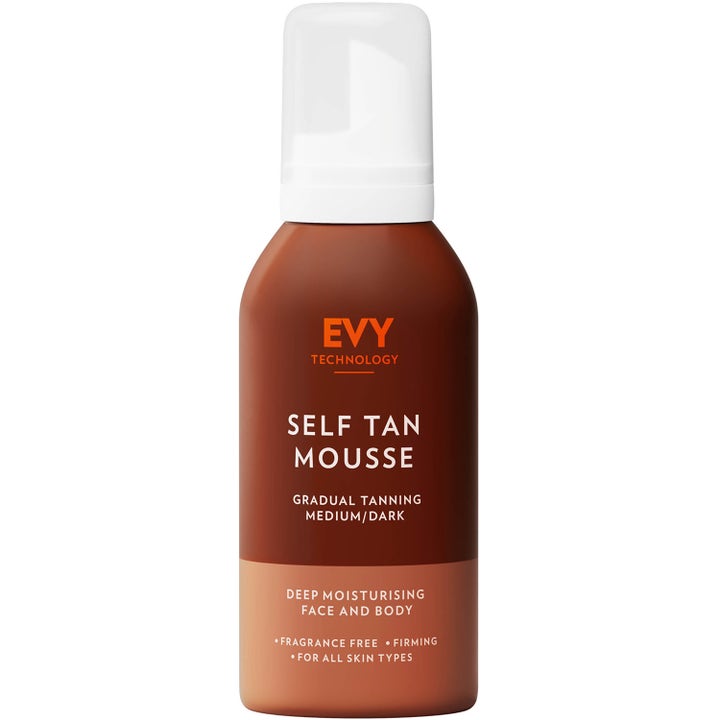 EVY Self Tan Mousse 150 ml ger en gradvis solbrun lyster i en brun flaska med vitt lock.