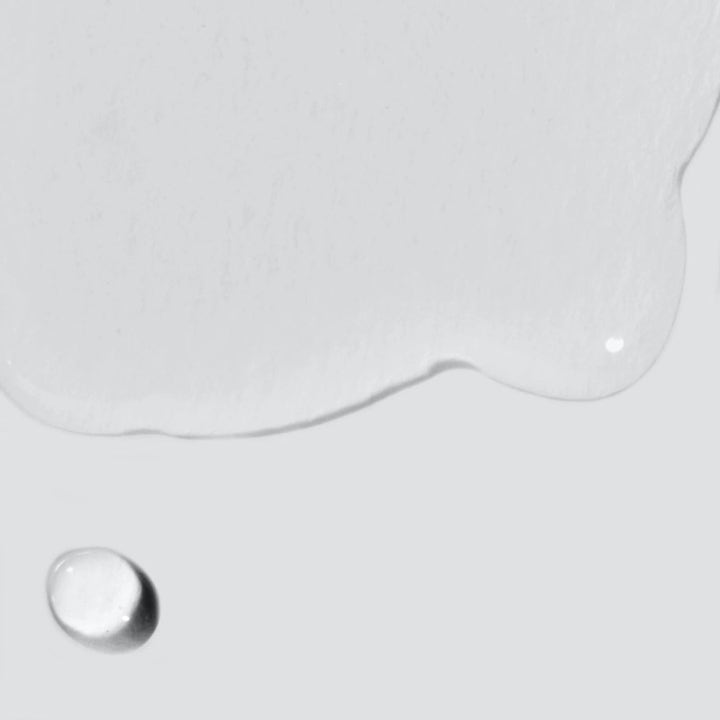 Dermalogica AGE Bright Clearing Serum Duo niacinamid serum ger klarare hy med en lättflytande genomskinlig textur.