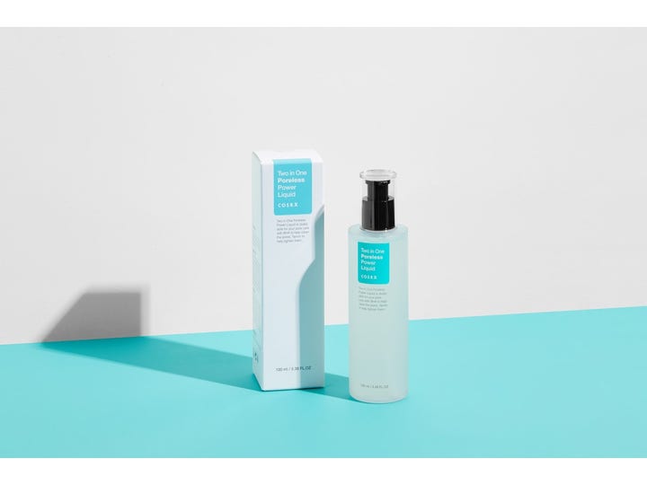 COSRX Two In One Poreless Power Liquid 100 ml med salicylsyra BHA i frostad flaska med pump bredvid dess vita kartong