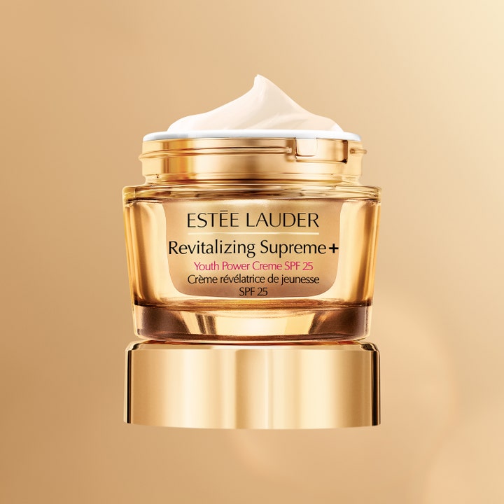 Estée Lauder Revitalizing Supreme+ 50 ml dagkräm spf i guldglansig glasburk med en rik och krämig vit textur.