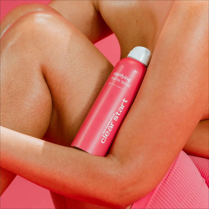 Dermalogica Clarifying Body Spray Duo med salicylsyra i en rosa sprayflaska som motverkar orenheter på kroppen