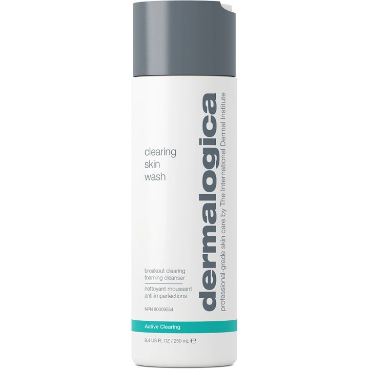 Dermalogica Clearing Skin Wash 250 ml porrensande rengöringsgel som ger aknebehandling daglig i vit flaska med grått lock
