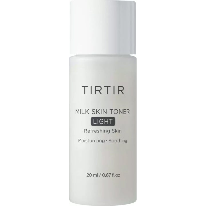 TIRTIR Milk Skin Toner Light 20 ml återfuktande ansiktsvatten i en frostad vit plastflaska med vitt lock