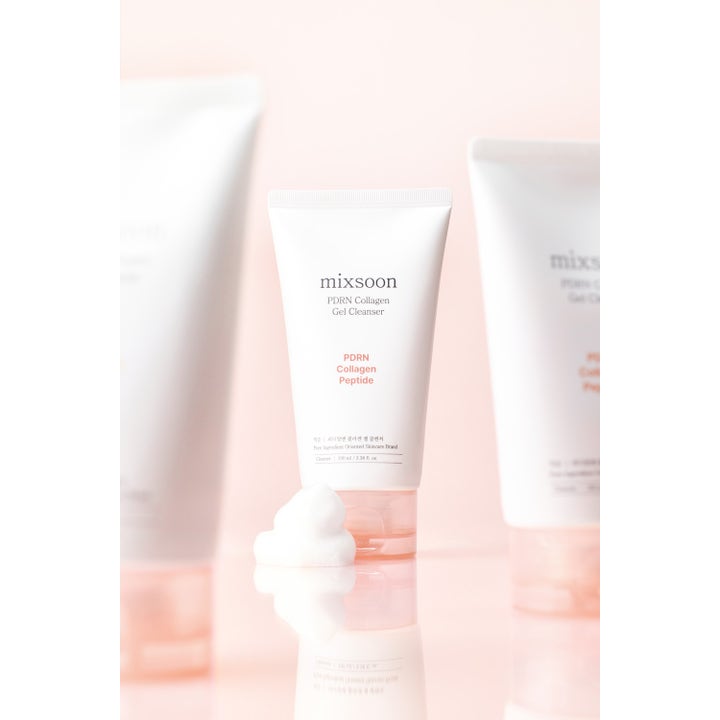 Mixsoon PDRN Collagen Gel Cleanser 100 ml ansiktsrengöring i vit tub med rosa lock och en klick fluffigt skum
