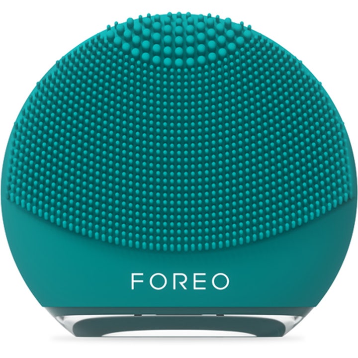 Foreo Luna 4 Go ansiktsrengöringsborste silikon för djuprengöring ansikte apparat i reseanpassad rund turkos design.