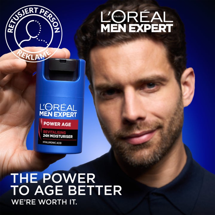 L'Oréal Paris Men Expert Power Age 50 ml anti-age hyaluronsyra ansiktskräm som hålls upp av en man.