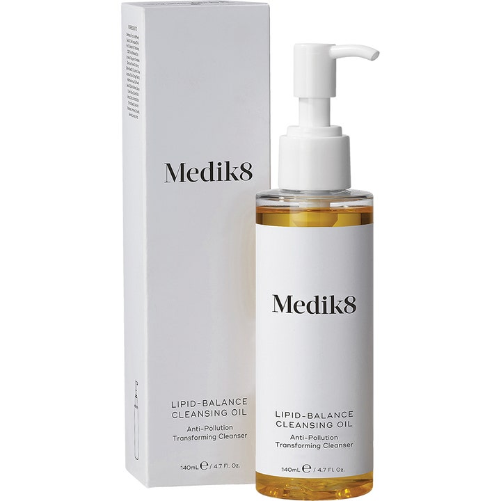 Medik8 Lipid-Balance Cleansing Oil 140 ml rengöringsolja som ger ren hy i klar pumpflaska bredvid sin vita ytterkartong.
