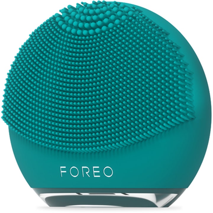 FOREO LUNA 4 go Evergreen 1 st reseanpassad ansiktsrengöringsborste silikon i mörkgrön färg för djuprengöring ansikte.