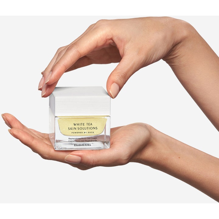 Elizabeth Arden White Tea Skin Solutions 50 ml återfuktande microgelkräm i en fyrkantig glasburk som hålls i händer.