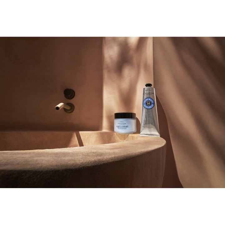 L'Occitane en Provence Shea Butter Ultra Rich Body Cream 200 ml återfuktande kroppskräm i burk vid ett badkar