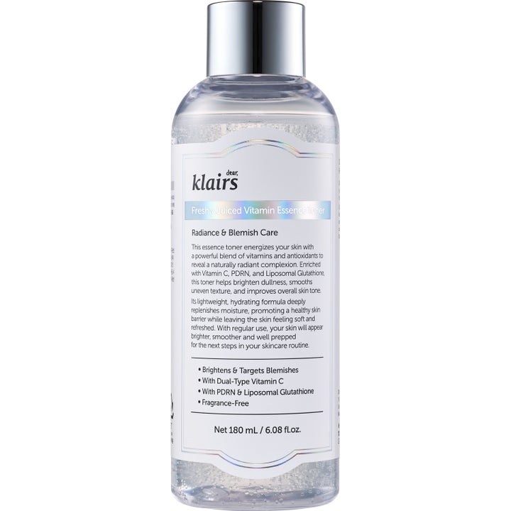 Dear, Klairs Freshly Juiced Vitamin Essence Toner 180 ml ger lyster i en genomskinlig flaska med silverfärgat lock.