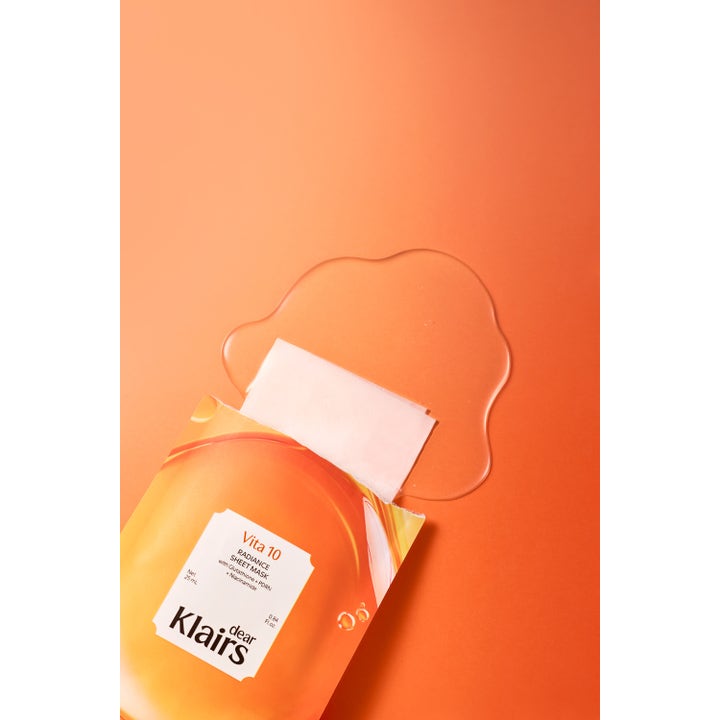 Klairs Vita 10 Radiance Sheet Mask 25 ml ger lyster med vit vätska som rinner ur orange förpackning