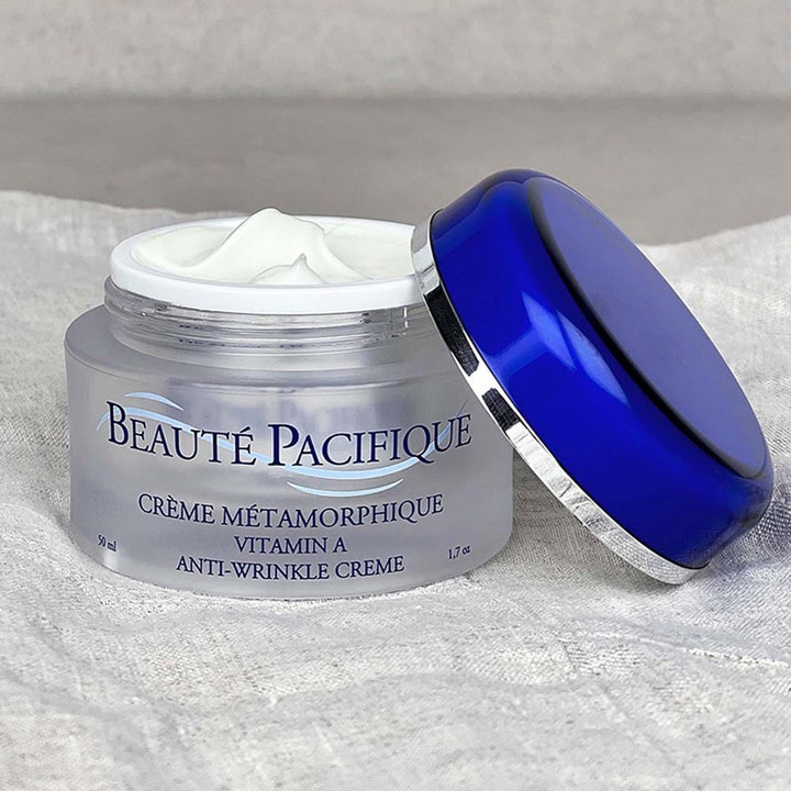 Beauté Pacifique Crème Métamorphique 50 ml anti-age nattkräm i öppen burk av frostat glas med vit krämig textur.