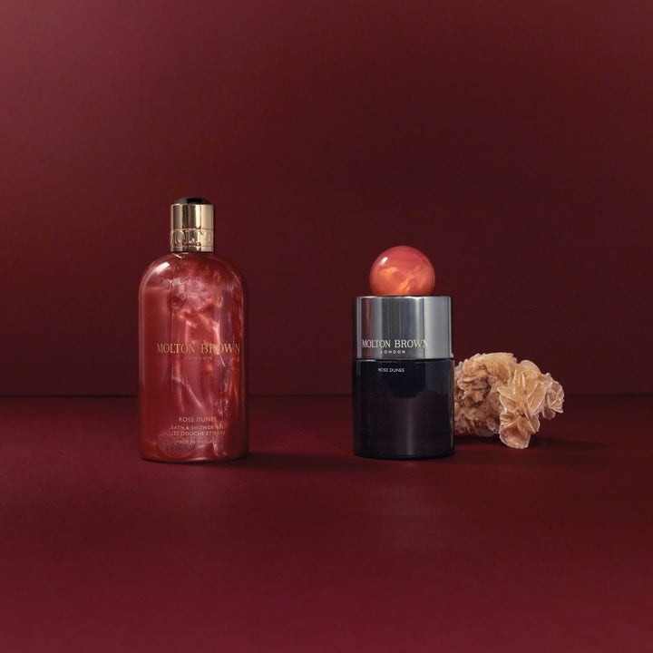Molton Brown Rose Dunes 300 ml rosduschtvål made in england med skimrande formula bredvid en ökenros