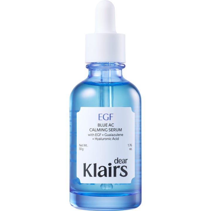 Dear, Klairs EGF Blue AC Calming Serum 50 g lugnande ansiktsserum i en blå glasflaska med vit pipett