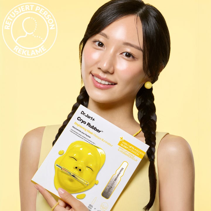 Dr.Jart+ Cryo Rubber Brightening Mask 36 g lystergivande ansiktsmask med niacinamid som hålls av en leende kvinna