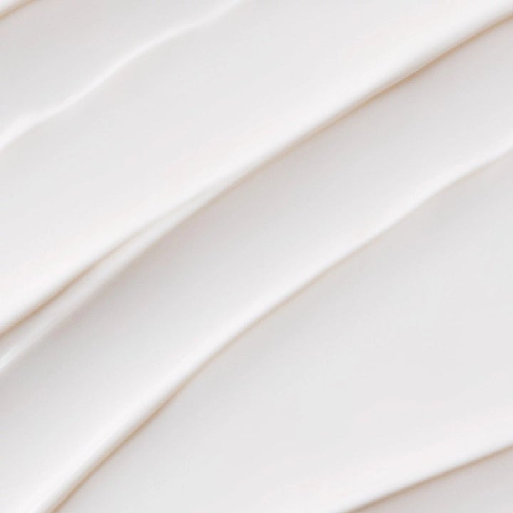 Dermalogica Prisma Protect SPF30 Duo lystergivande solskydd med en vit och krämig textur i mjuka ränder