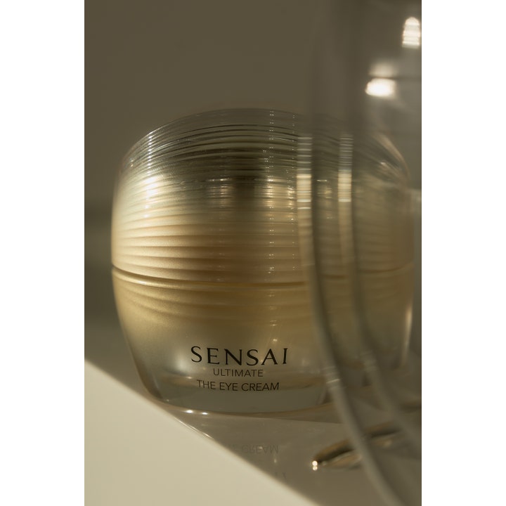 Sensai Ultimate The Eye Cream 15 ml lyxig ögonkräm mot påsar i exklusiv guldfärgad burk med räfflat lock