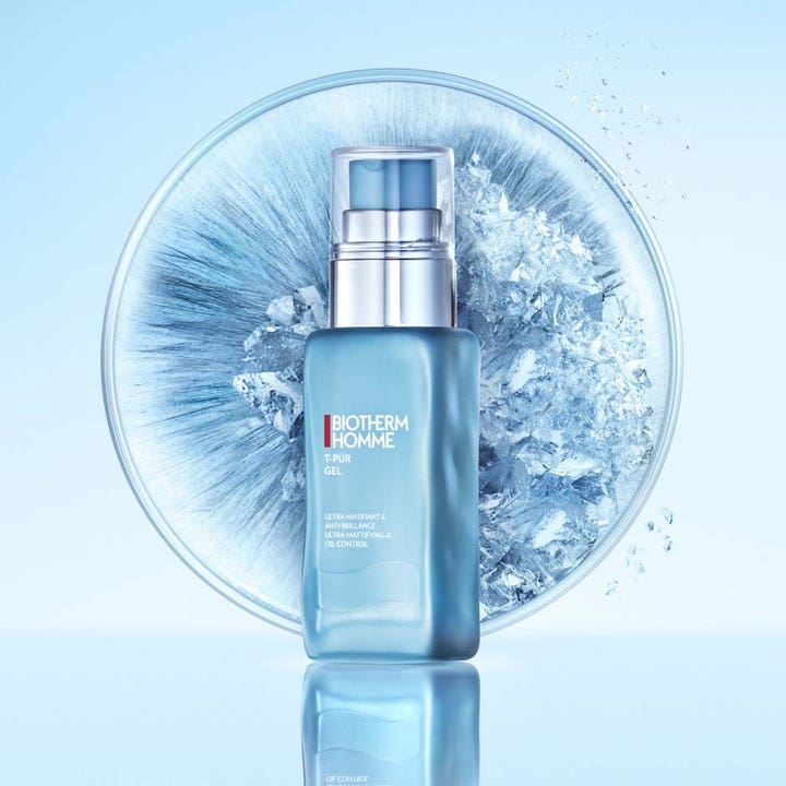 Biotherm T-Pur Anti Oil & Shine Gel 50 ml ultra-matt mattifying gel i blå frostad flaska framför isig bakgrund