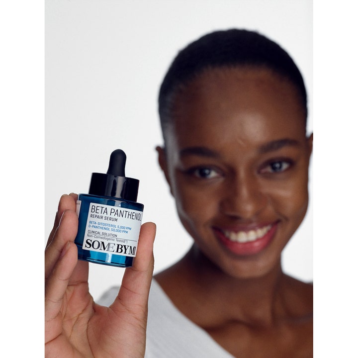 Some By Mi Beta Panthenol Repair Serum 30 ml K-beauty reparerande serum i blå glasflaska som hålls av en kvinna.