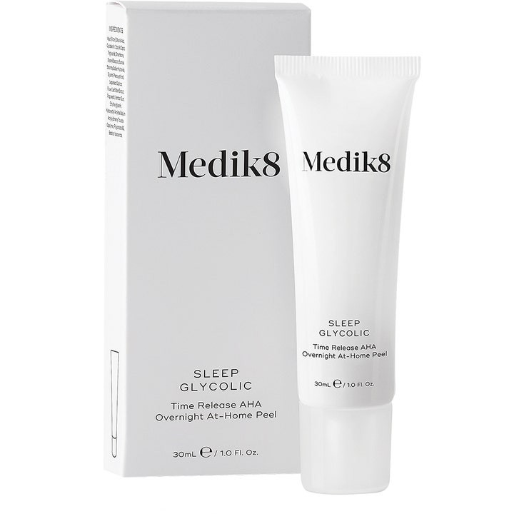 Medik8 Sleep Glycolic 30 ml nattpeeling för ansiktet med glykolsyra i vit tub och matchande ytterkartong