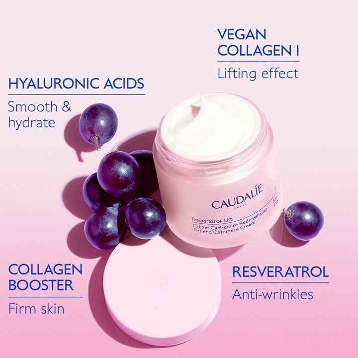 Caudalie Resveratrol-Lift Firming Cashmere Cream 50 ml ger lifting effect i rosa burk med vit kräm och vindruvor.
