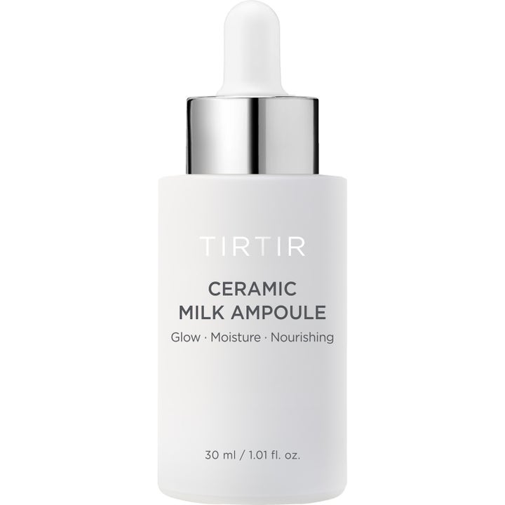 Tirtir Ceramic Milk Ampoule 30 ml lystergivande serum i en vit frostad glasflaska med silvrig pipett.