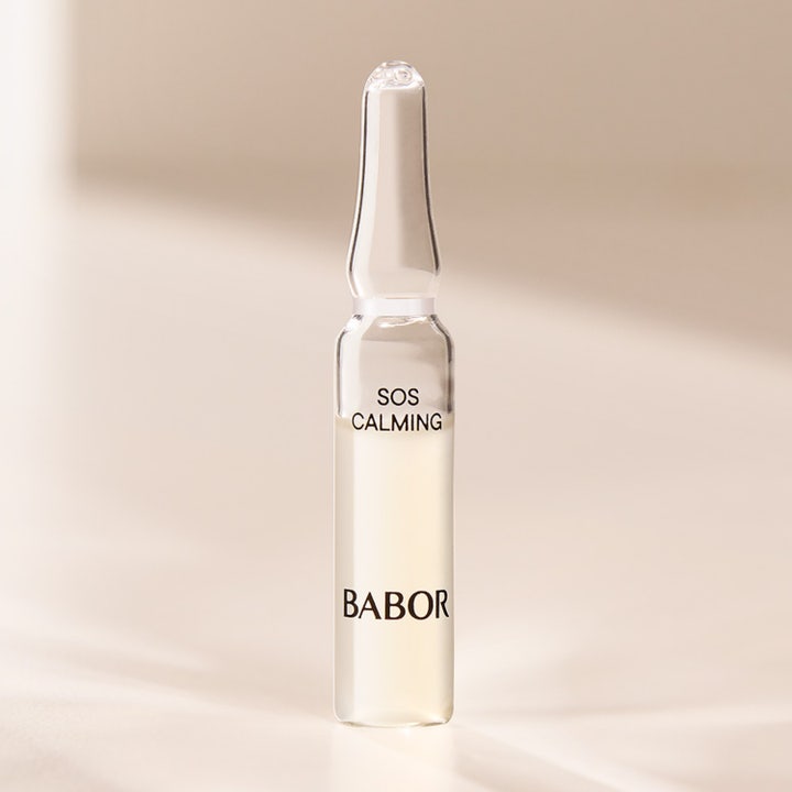Babor Ampoule SOS Calming 14 ml akutserum för känslig hud i en genomskinlig glasampull som lugnar huden