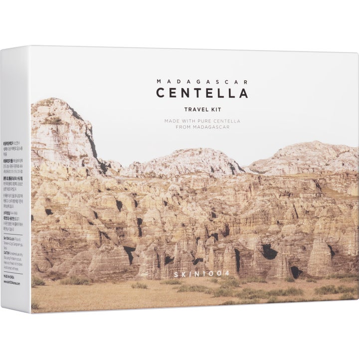 SKIN1004 Madagascar Centella Travel Kit lugnande reseset hudvård i vit box med motiv av ett berglandskap.