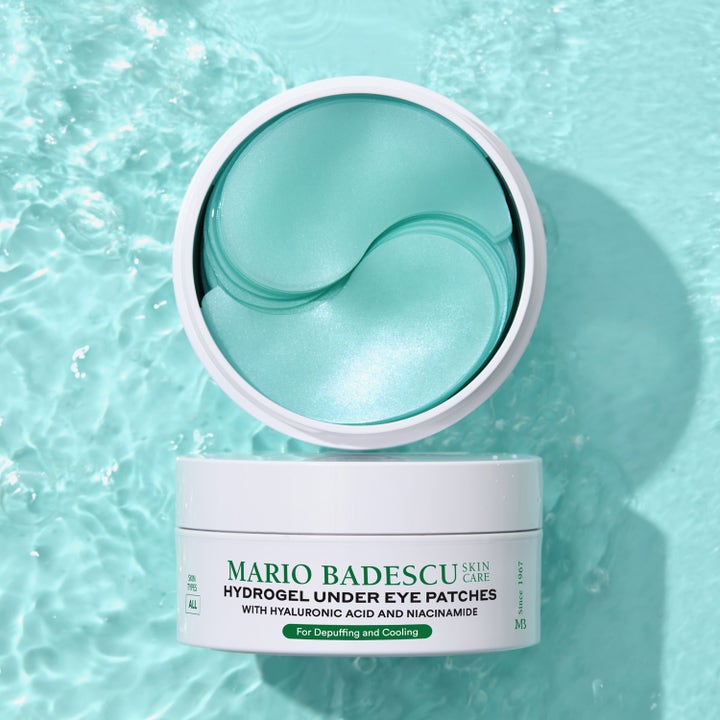 Mario Badescu Hydrogel Under Eye Mask 60 st svalkande eye patches med niacinamid i vit burk mot krusande vatten.