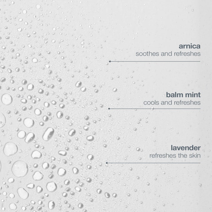 Dermalogica Multi-Active Toner 250 ml återfuktande ansiktsvatten sprayar en fin mist från den vita flaskan.