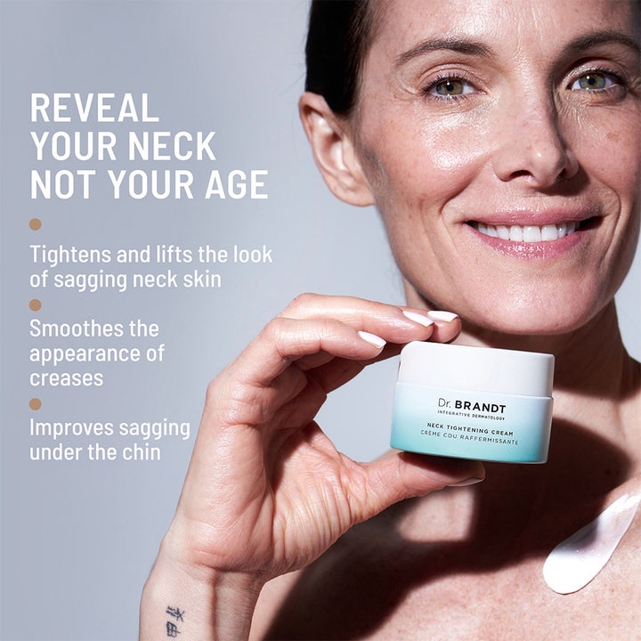 Dr Brandt Neck Tightening Cream 50 g nackuppstramning i burk hålls av en kvinna med kräm på halsen.