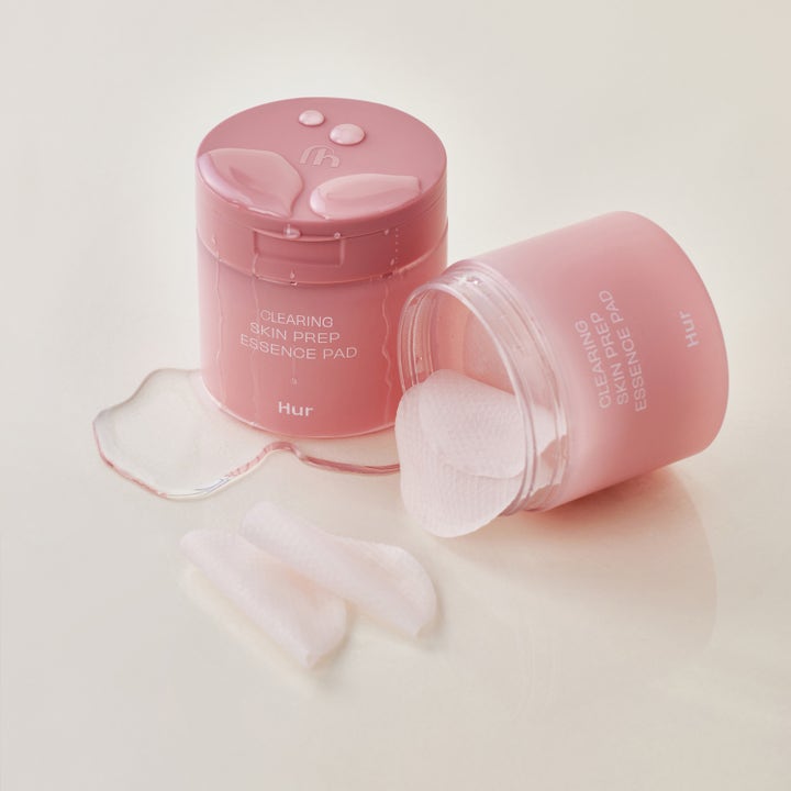 House of Hur Clearing Skin Prep Essence Pad 140 ml ger klar hy med exfolierande pads i rosa burkar och fuktgivande essens.
