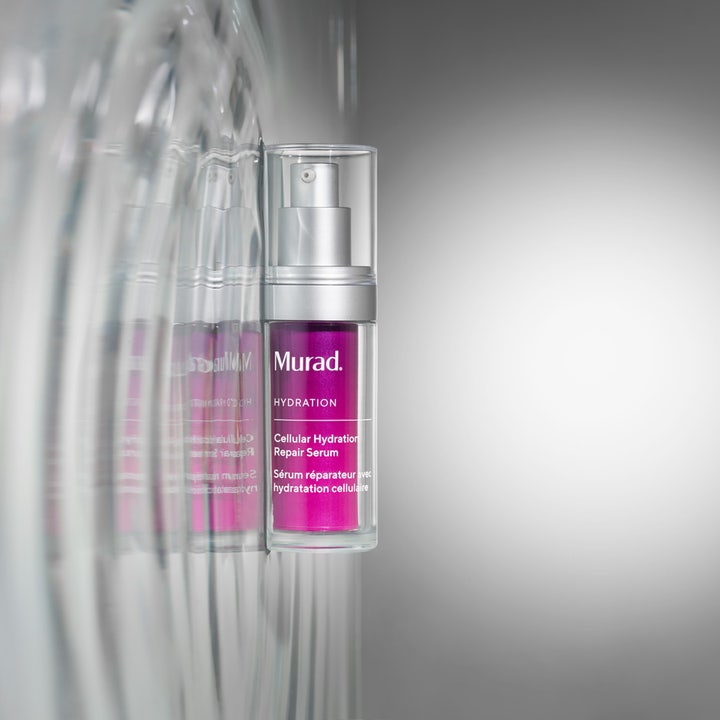 Murad Cellular Hydration Repair Serum 30 ml cellulär återfuktande serum i lila pumpflaska mot en speglande yta.