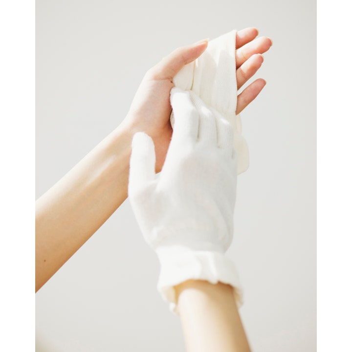 Sensai Cellular Performance Treatment Gloves 1 par vita bomullsvantar som ger händerna en mjukgörande behandling