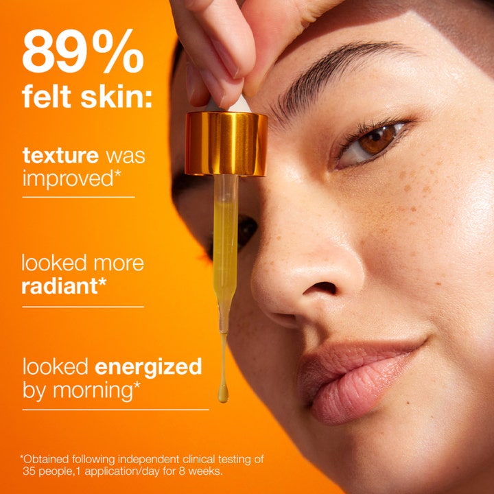 Dermalogica Biolumin-C Night Restore 25 ml serum ger lyster och förbättrad hudstruktur som visas på en person.