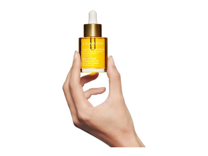 Clarins Blue Orchid Face Treatment Oil 30 ml lyxig naturlig ansiktsolja med växtextrakt som ger fukt hålls i en hand