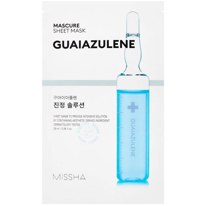 Missha Mascure Sheet Mask Guaiazulene 28 ml lugnande sheet mask i vit förpackning med grafik av en blå ampull