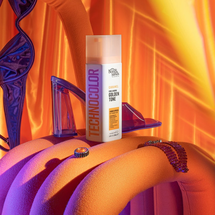 Bondi Sands Technocolor Self Tanning Face Serum Caramel 50 ml ger en solbrun look i en livsstilsmiljö.