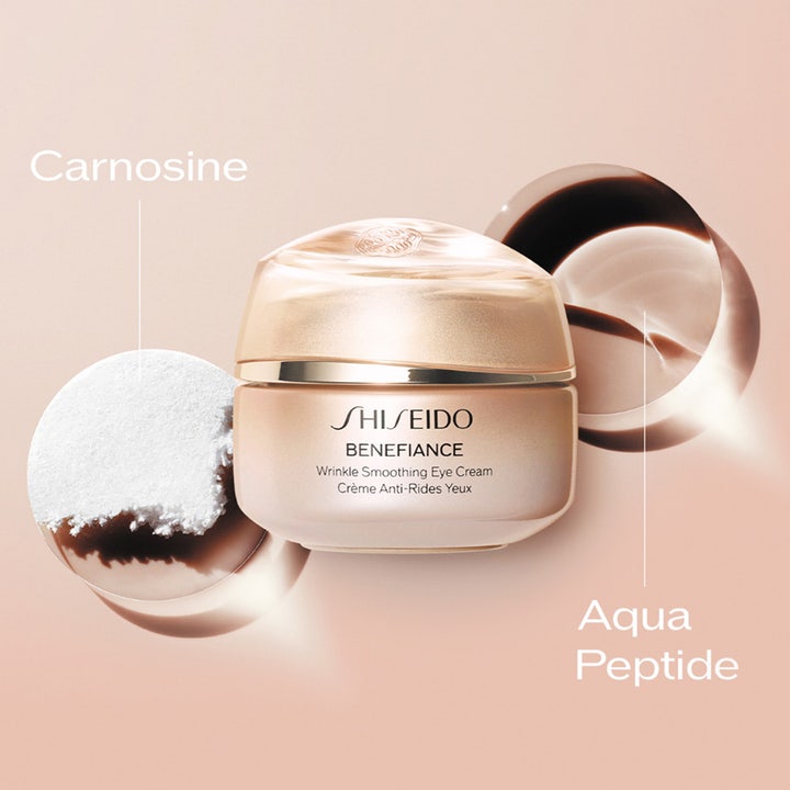 Shiseido Benefiance ögonkräm anti-age 15 ml i beige glasburk med Carnosine och Aqua Peptide mot rynkor.