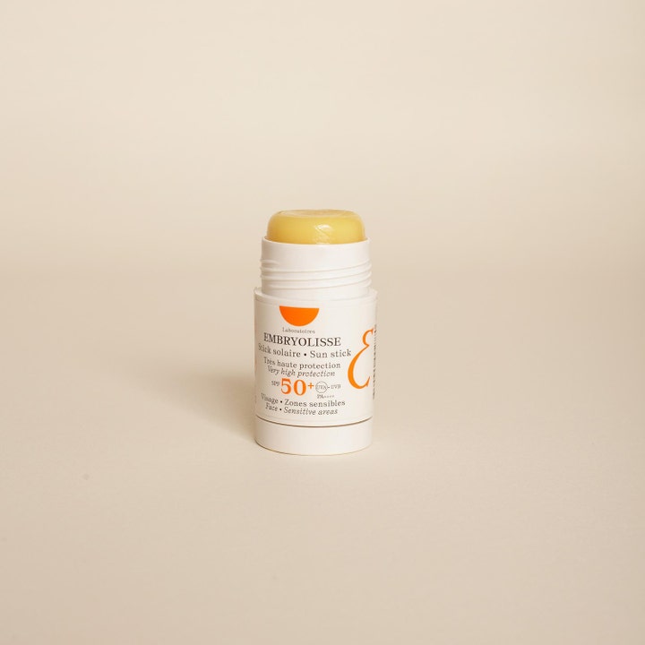 Embryolisse Sun Stick SPF50+ 15 g solkräm i stickformat för ansikte och känsliga områden med gult stift och vit hylsa