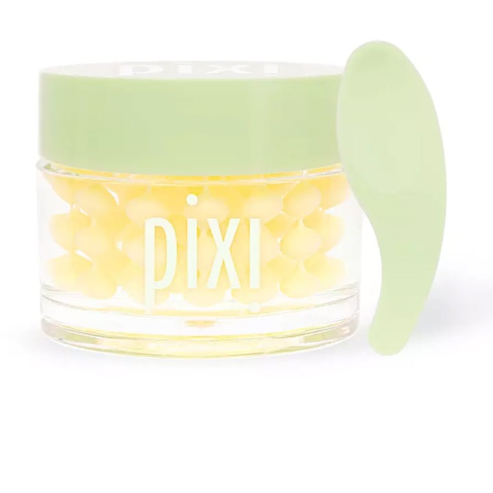 Pixi Vitamin-C Energizing Eye Patches 60 st uppljusande ögonmask i burk med gula patches och grön spatel.